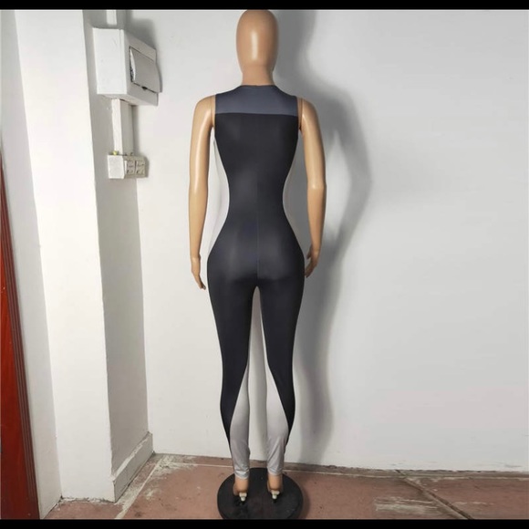 Round collar zipper sleeveless jumpsuit - Picture 4 of 4